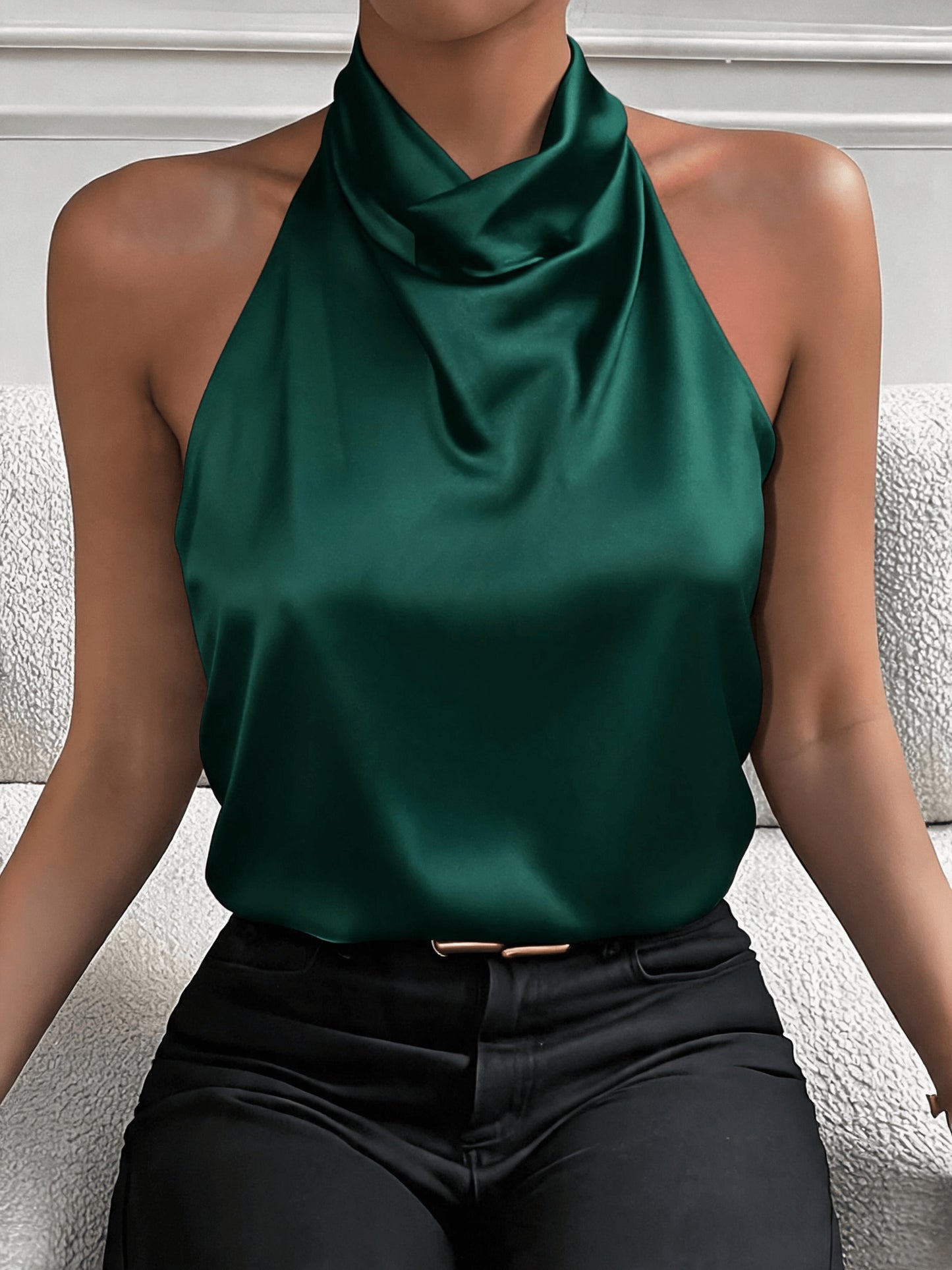 Elegant and Sexy Halter Neck Backless Top, Suitable for Summer Dates, Parties, Commuting, and Casual Fashion. Versatile and High-end, This Short-length Top Accentuates Your Figure with a Vintage Style
